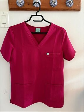 Garde Malade V-Neck Scrub Top - Raspberry | 3 Pocket Scrub top| NWOT